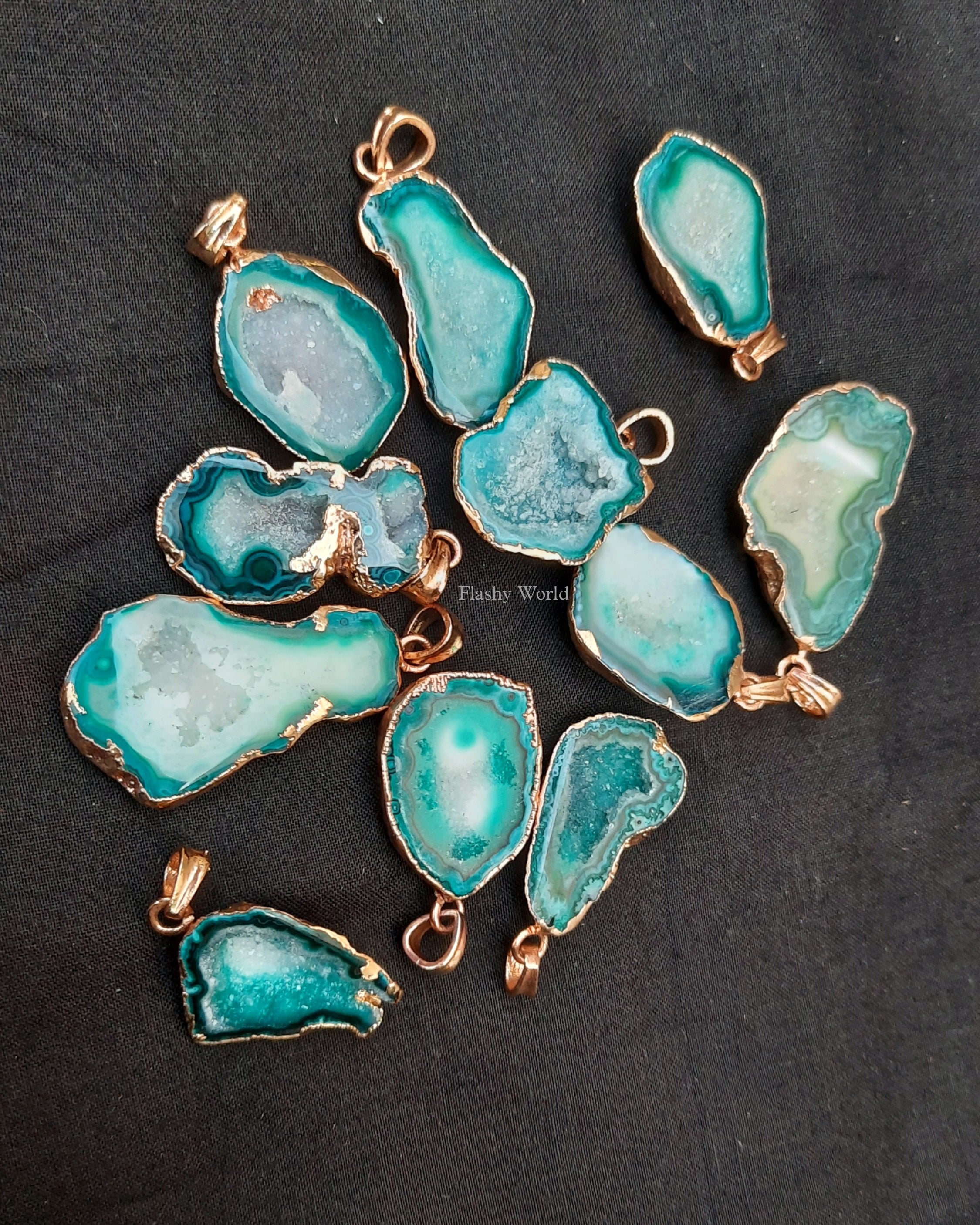Minimal Agate Slice Crystal Pendant – Golden Edge | Natural Stone Jewelry for Everyday Wear