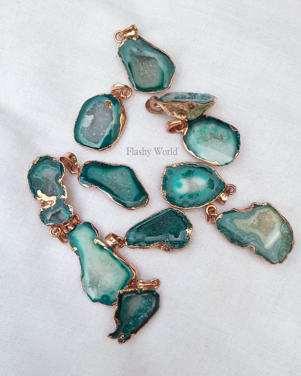 Minimal Agate Slice Crystal Pendant – Golden Edge | Natural Stone Jewelry for Everyday Wear
