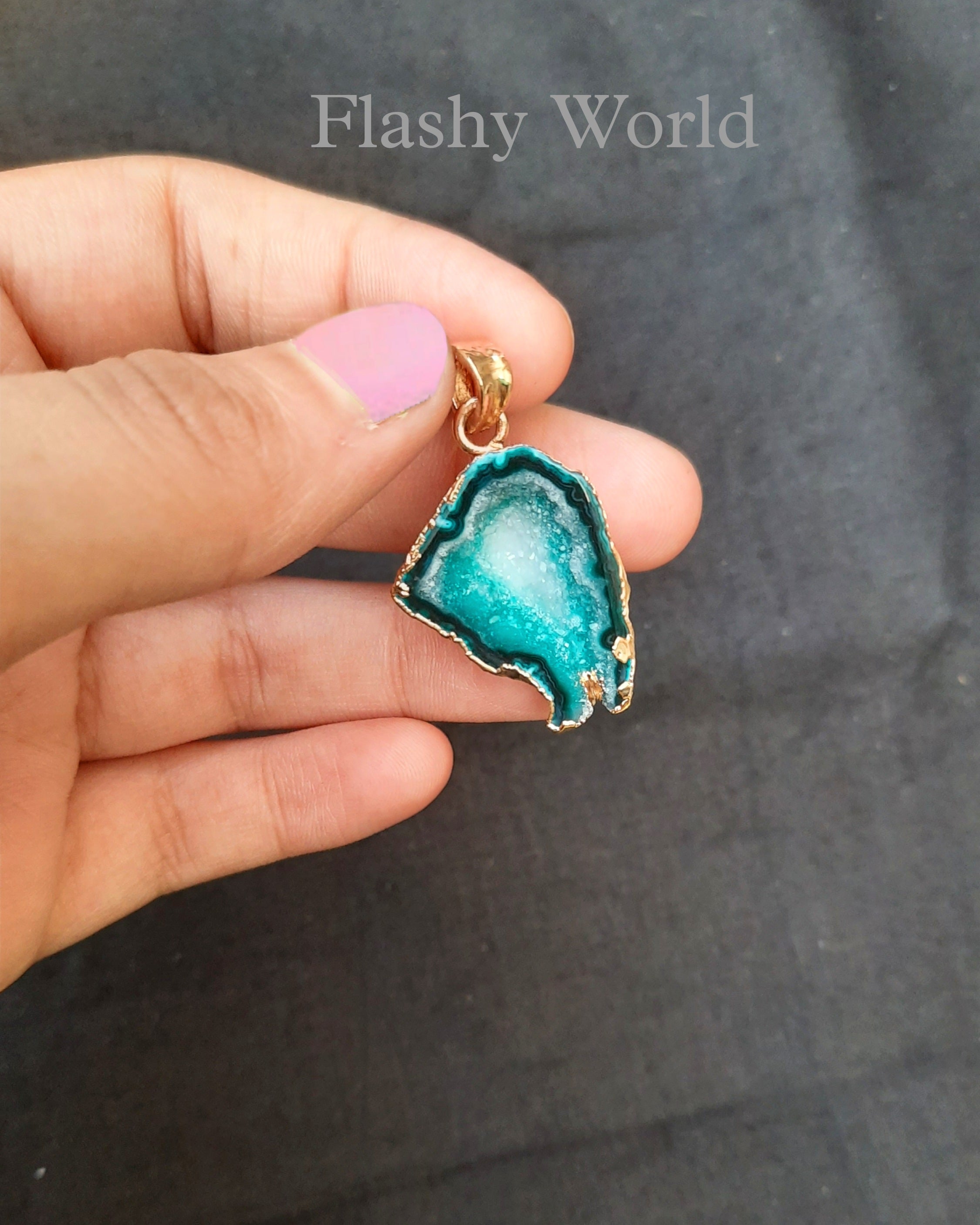 Minimal Agate Slice Crystal Pendant – Golden Edge | Natural Stone Jewelry for Everyday Wear